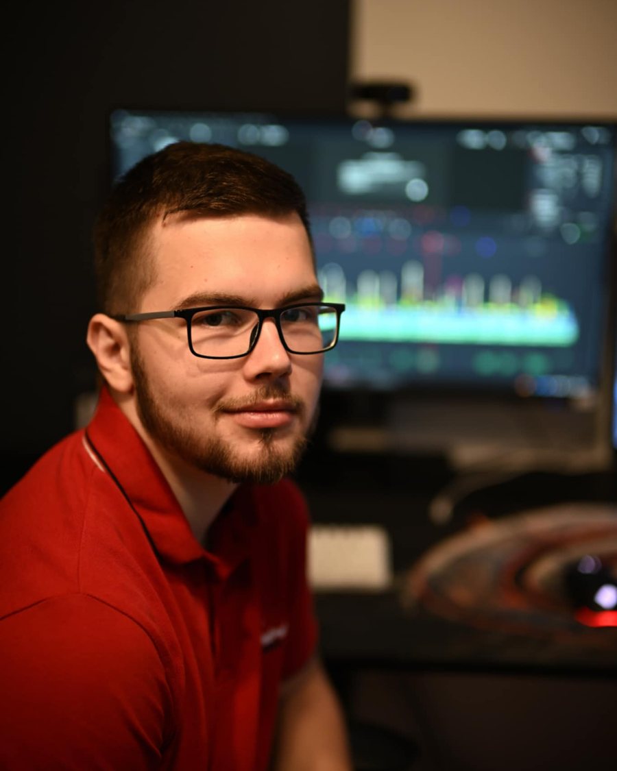 Jakub Komorowski przy stanowisku montażowym