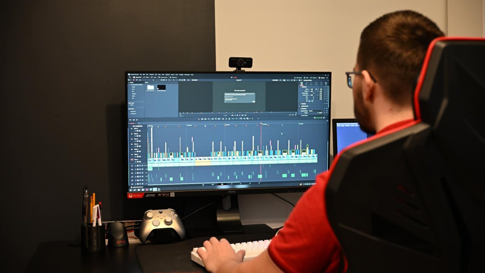 Jakub Komorowski przy montażu w DaVinci Resolve